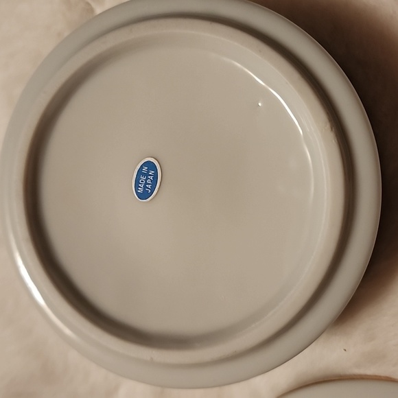 HAND DECORATED PORCELINE COVERED BOX - Picture 3 of 4